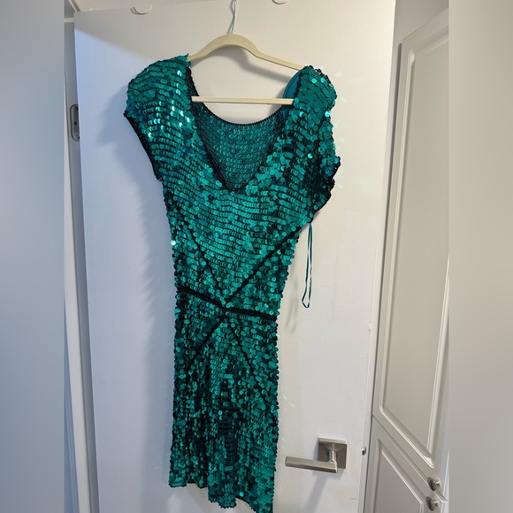 Green sequin French Connection Dress. Size US 8 - Picture 3 of 3